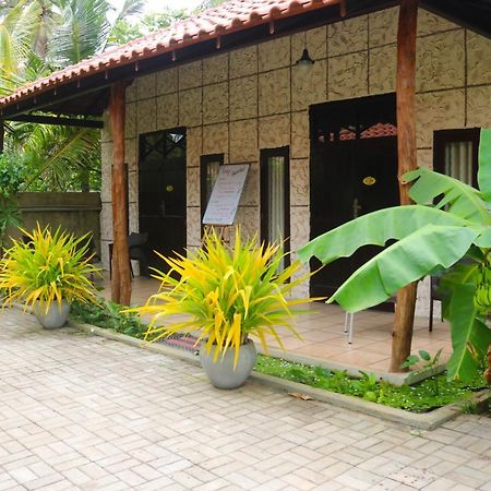 Maple Leaf Resort Negombo Buitenkant foto