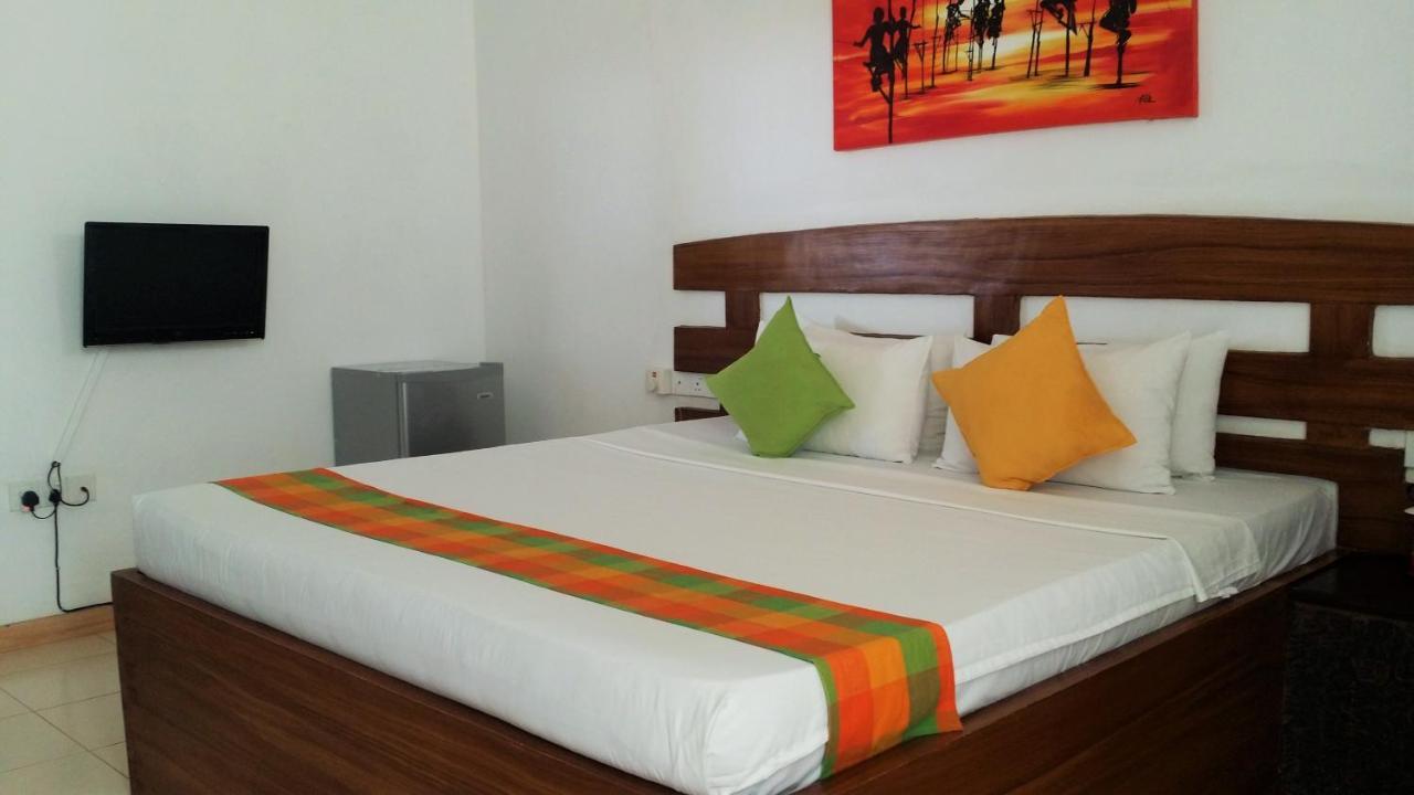 Maple Leaf Hotel Negombo Buitenkant foto
