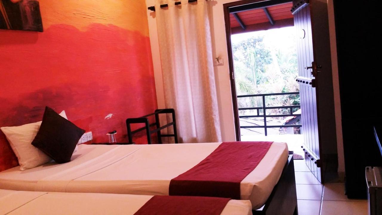 Maple Leaf Hotel Negombo Buitenkant foto