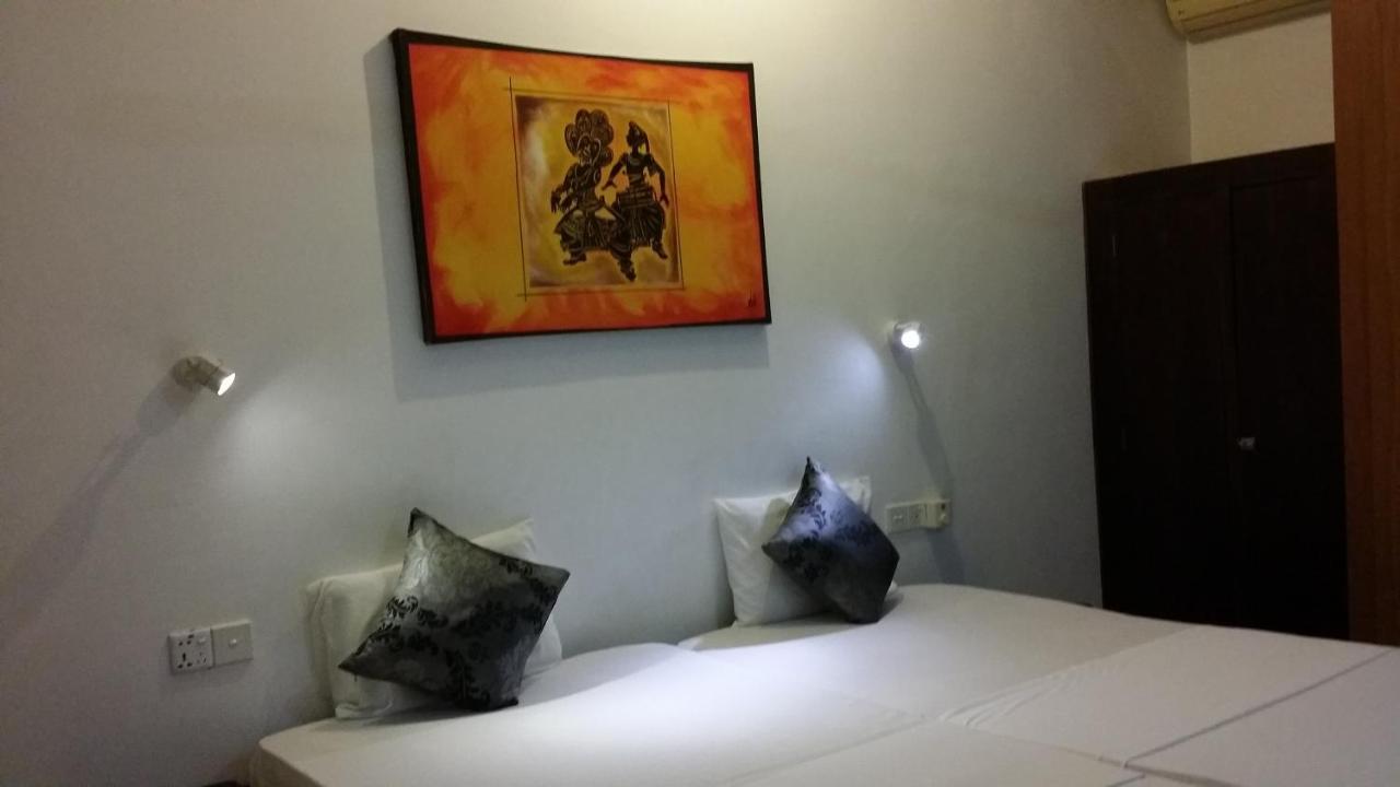 Maple Leaf Hotel Negombo Buitenkant foto