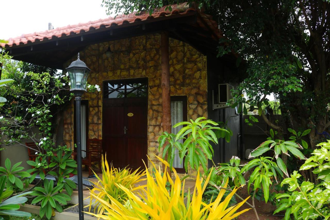 Maple Leaf Hotel Negombo Buitenkant foto