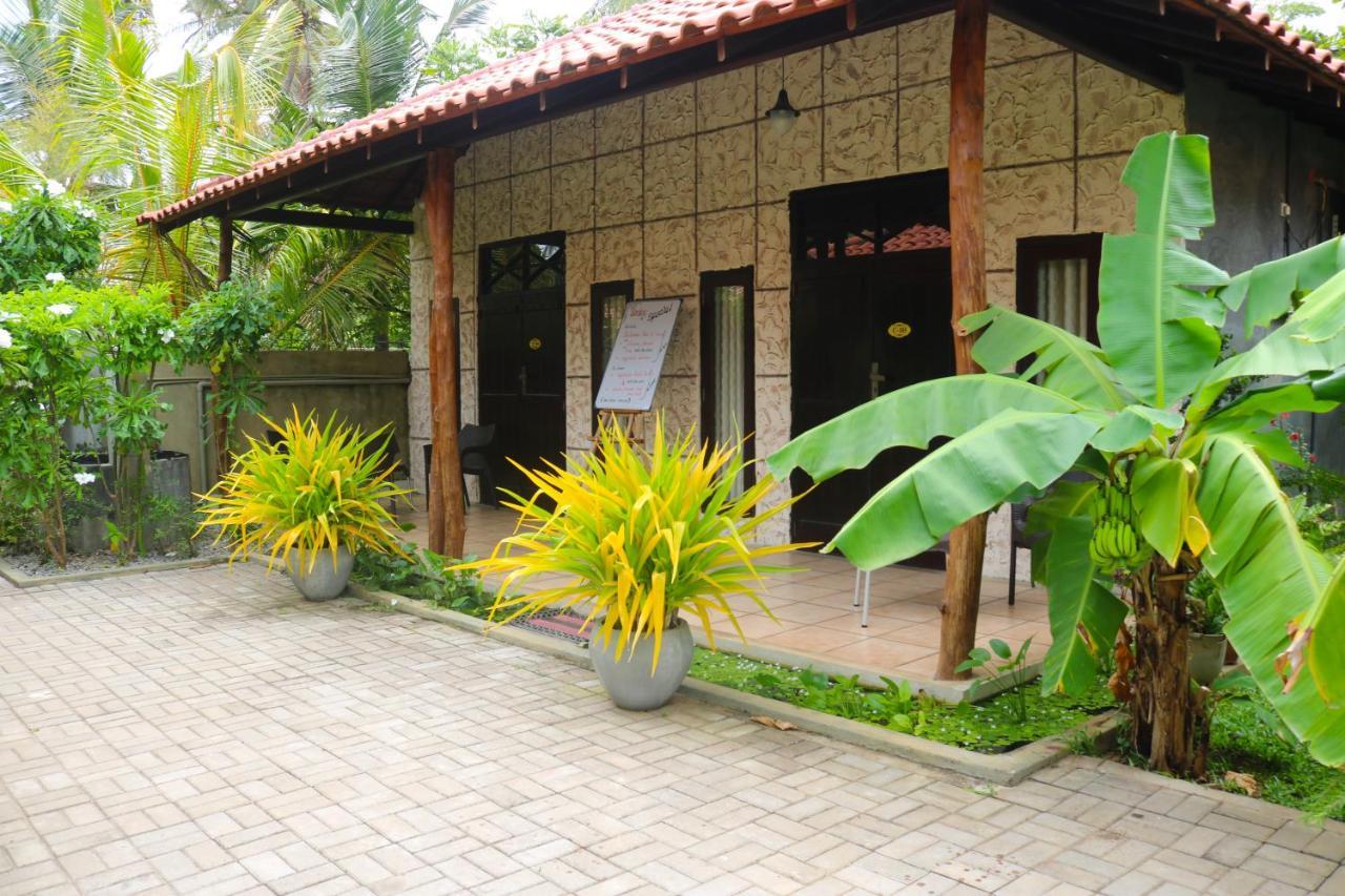 Maple Leaf Resort Negombo Buitenkant foto