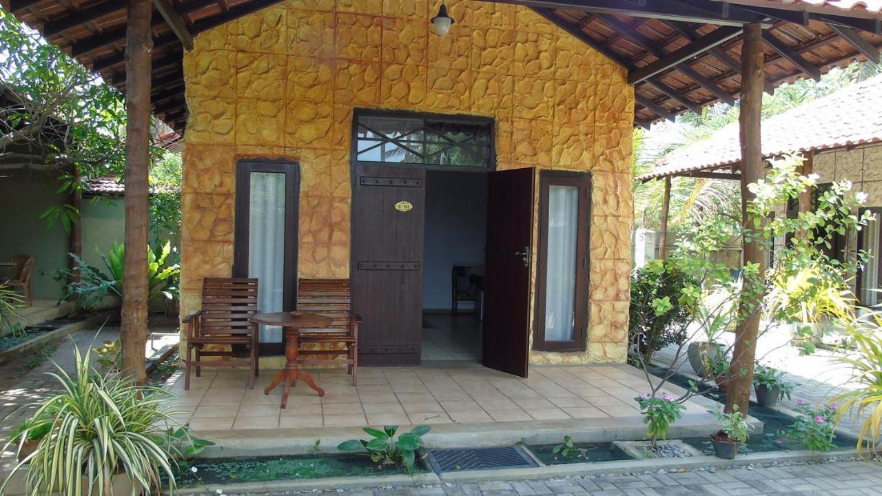 Maple Leaf Hotel Negombo Buitenkant foto