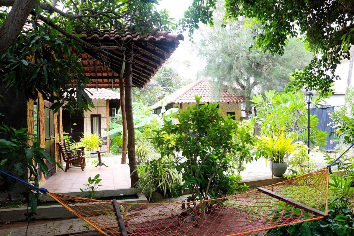 Maple Leaf Hotel Negombo Buitenkant foto