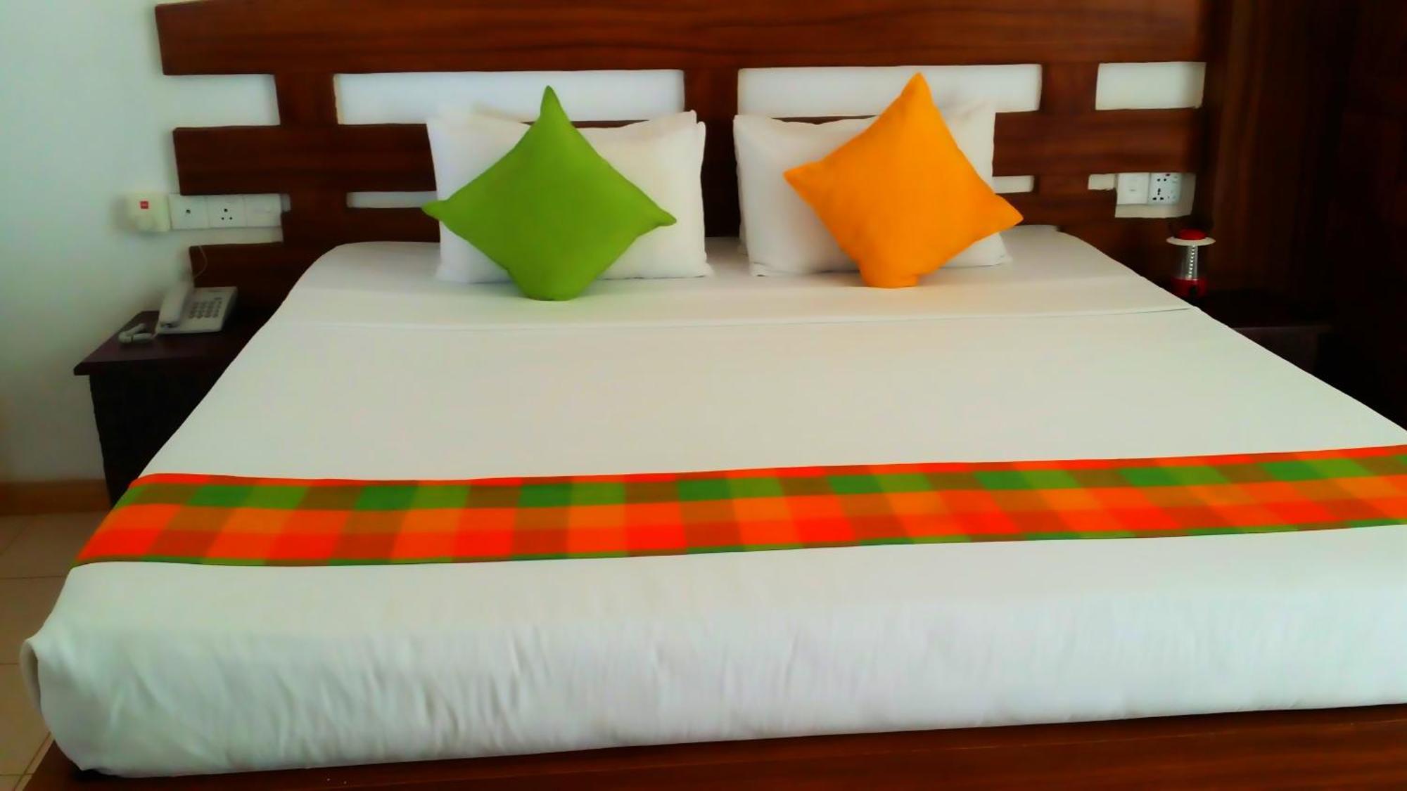 Maple Leaf Hotel Negombo Buitenkant foto