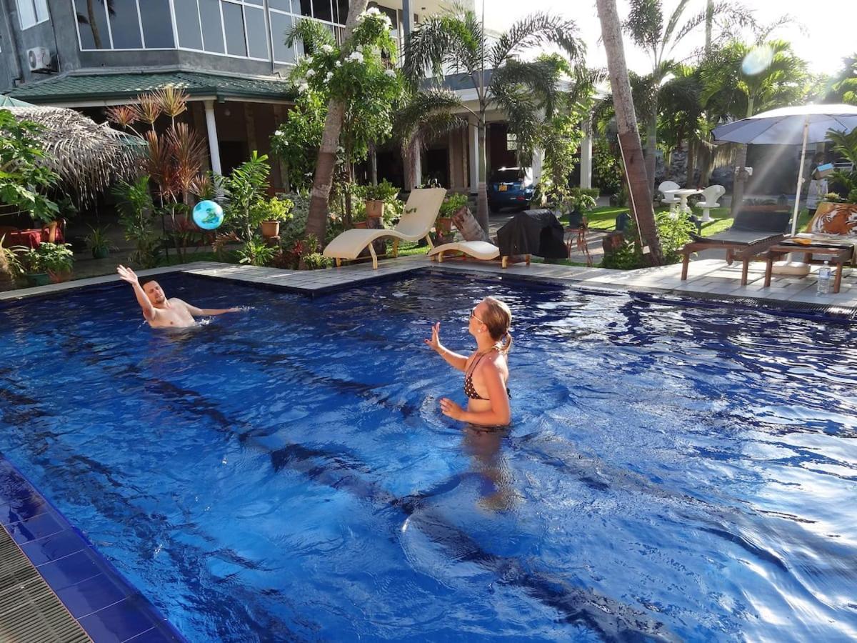Maple Leaf Hotel Negombo Buitenkant foto