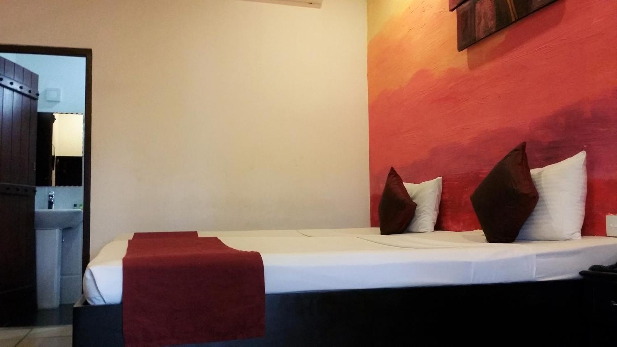 Maple Leaf Hotel Negombo Buitenkant foto