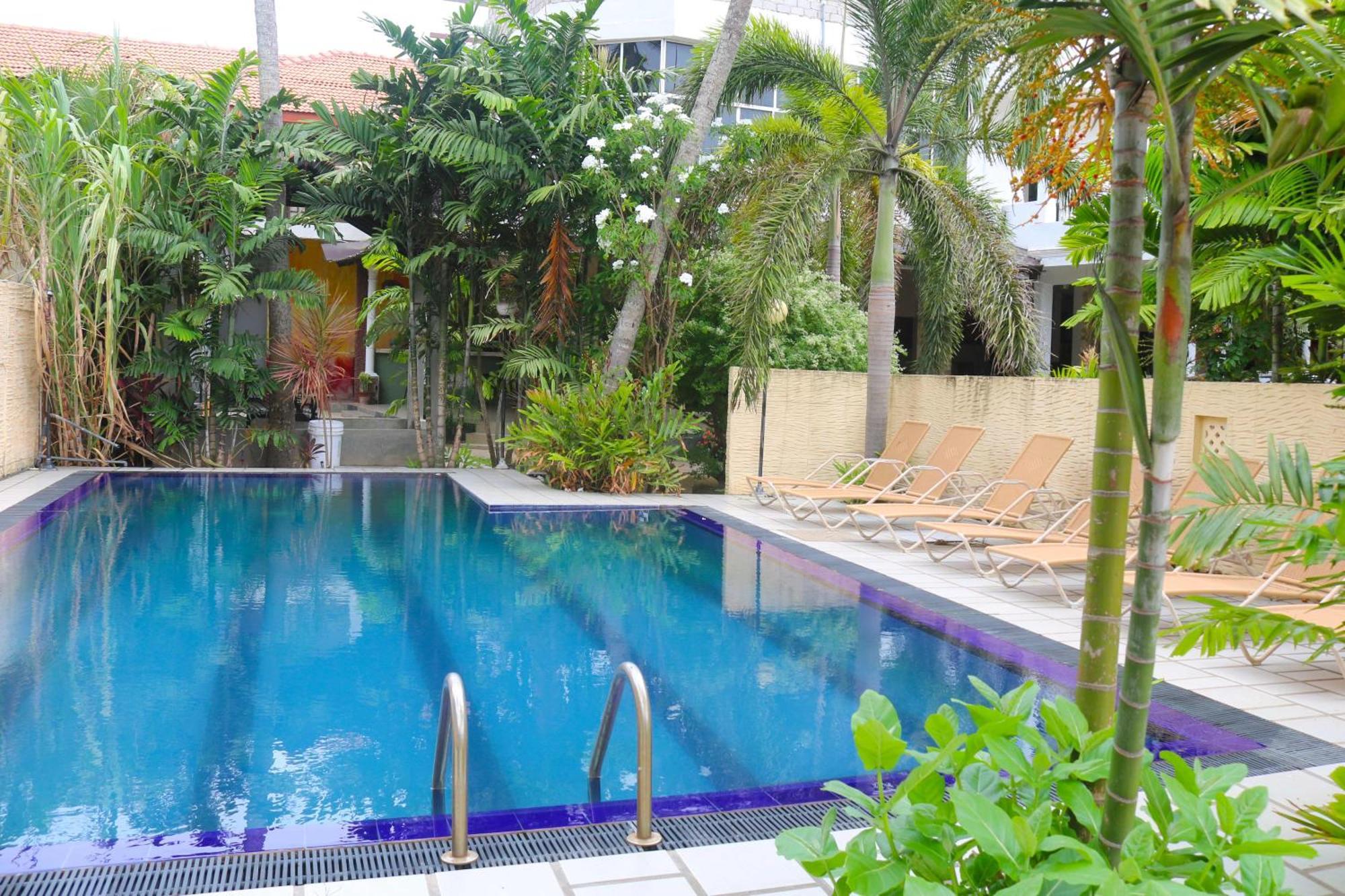 Maple Leaf Hotel Negombo Buitenkant foto