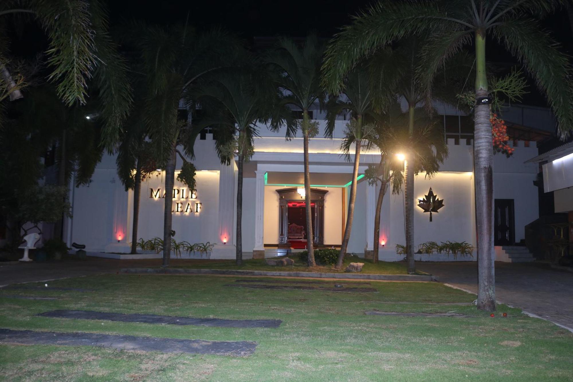 Maple Leaf Hotel Negombo Buitenkant foto